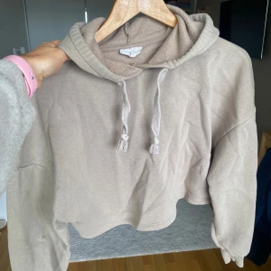 Beige croppad hoodie - Storlek xxs men passar mig som vanligtvis har S. 