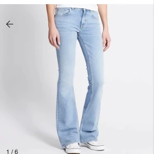 Ljusblå bootcut jeans - Snygga ljusblå bootcut jeans med en klassisk femficksdesign. De är low waist och är tillverkade i jeansmaterial. Passar till mycket. De är lite slitna nertill på båda benen men inget man tänker på mycket, annars i fint skick. Skulle säga att dom är lite större i storlek. 