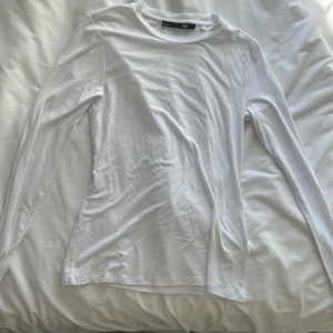 Vit långärmad tröja från lager 157 - Säljer en klassisk vit långärmad tröja från lager 157. Perfekt basplagg med rund hals och normal passform. Tillverkad i mjukt material för bekväm användning. Passar till alla tillfällen!