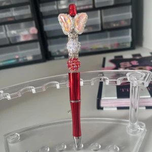 Hemmagjord röd penna med fin röd fjäril💕 - Hemmagjord penna med en fjäril🦋