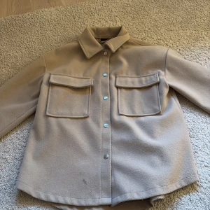 Kappa - Säljerr en fin overshirt/kappa från Gina i storlek xxs men jag tycker den passar upp till s.