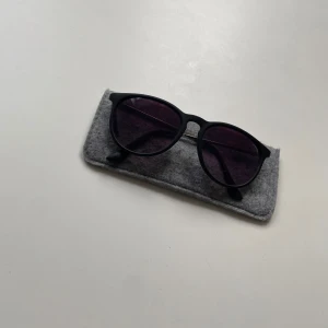 Svarta solglasögon med rundade glas - Tjenare säljer ett par virtage glass ögon dem är från smart eyes och dem är i fin skick