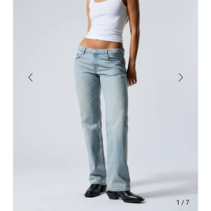 Lågmidjade weekdayjeans - Ett par lågmidjade, raka jeans från weekday i arrow modellen. W25 L34. Kontakta gärna om du vill ha egna bilder! Inga defekter och endast använda ett fåtal gånger. 