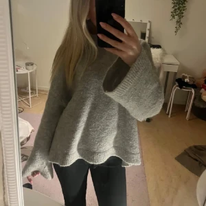 Grå stickad tröja - lånad bild! mysig stickad, min är i myckeg bra skick o inte alls nopprig 