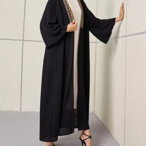 Abaya-Svart långklänning med broderade detaljer - Elegant svart långklänning med vida ärmar och vackra broderade detaljer längs kanterna. 