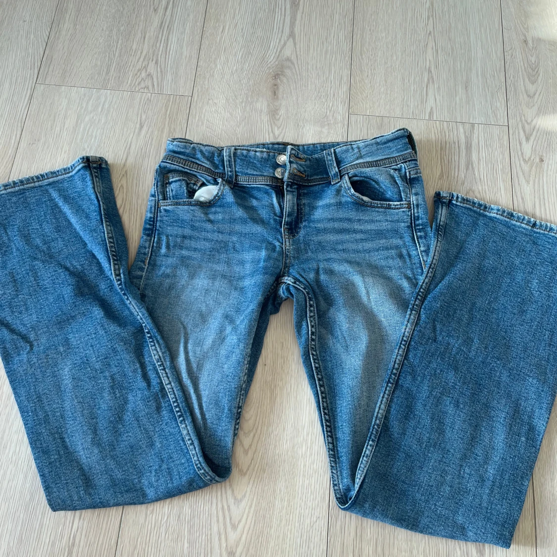 Blå jeansbyxor från Gina Tricot( lågmidigade)