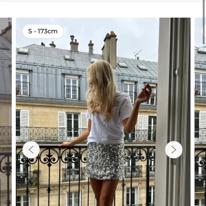 Silver paljettkjol från By IC - Snygg silverfärgad kortkjol från By IC täckt med glittrande paljetter. Perfekt för att sticka ut på festen. Kjolen har en dragkedja i sidan för enkel på- och avtagning. Ett måste för garderoben om du älskar att glittra! Nypris 799kr oanvänd