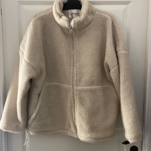 Teddy jacka  - Teddy jacka från Åhléns med märket Carin Wester! Använt skick. Skicka prisförslag (tänker runt 350?)