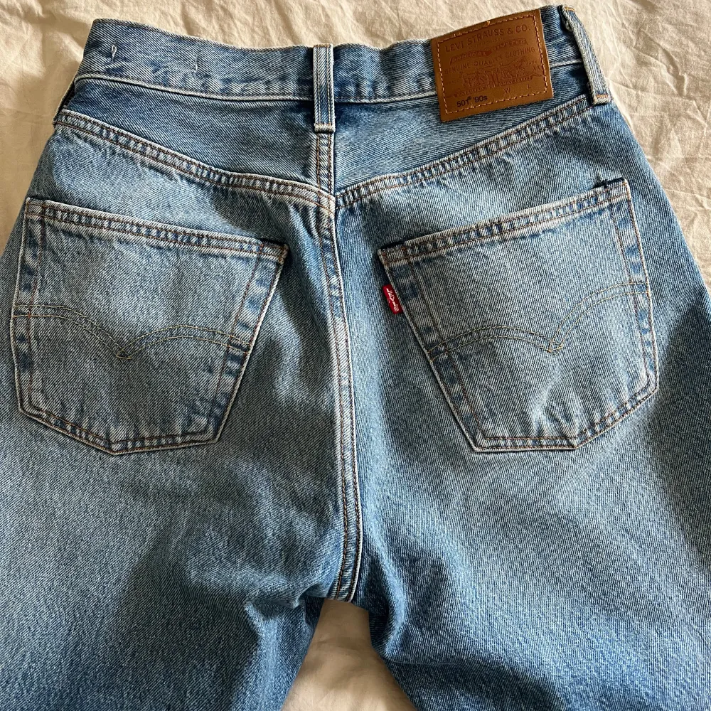 Säljer ett par klassiska blå Levis jeans med rak passform. Mid waist/high waist täcker inte naveln på mig! Storlek W24, L32. Farkut & Housut.