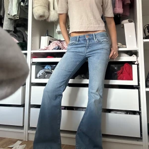 Blå bootcut jeans från ONLY - Säljer ett par ljusblå bootcut jeans från ONLY. Såå sjukt bekväma och väldigt stretchiga men kommer tyvärr inte till användning. Jeansen har u en snygg tvätt som ger en retrovibe. 