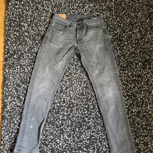 Dondup George Jeans - Säljer nu mina gråa/svarta dondup George jeans då jag inte använder dom längre, dom är i bra skick och har en snygg design med lite färgdroppar längre ned på byxorna, dom är i storlek 34.  Om det finns frågor eller funderingar är det bara att höra av sig👍