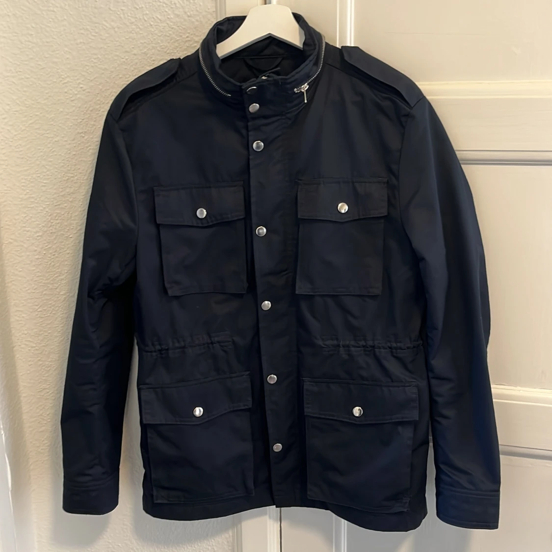 Navy field jacket från H&M