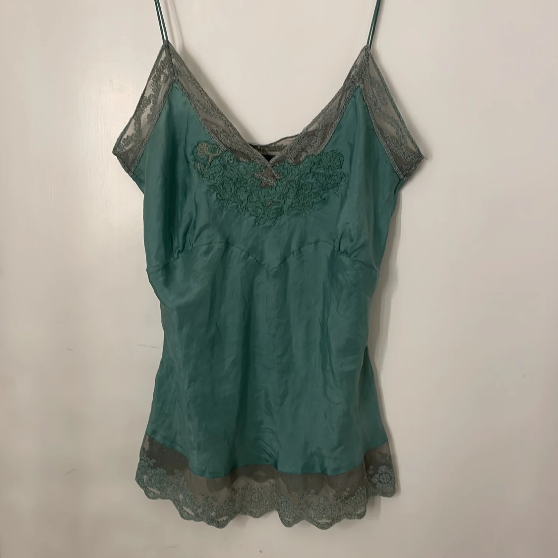 Linne med spetsdetaljer - 1