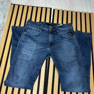 Replay Anbass jeans - Säljer dessa snygga mörk blåa replay jeans. Modellen är anbass hyperflex. W29 L32. Passar någon runt 165-180cm. Fraktas inom 48 timmar