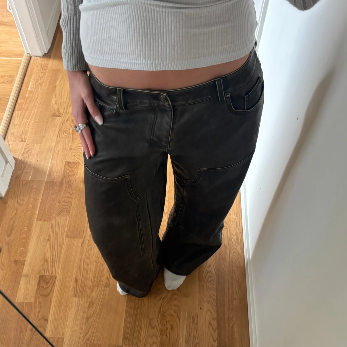 Baggy läderbyxor med låg midja - 1