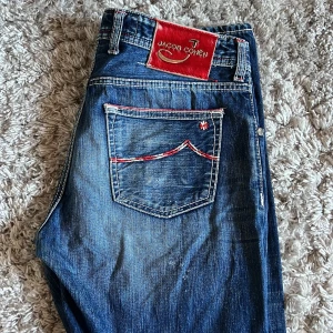 Jacob Cohen 622 Limited Edition  - Säljer dessa sjukt snygga Limited Edition Jacob Cohen jeansen. Jeansen är i storlek 32 och i modell 622 som har en slim passform. Det är nummer 060 av 295 gjorda. De är i bra skick men har en liten defekt man inte tänker på se bild 1 under fickan. Bara att skriva över frågor och funderingar.
