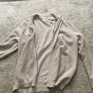 Soft goat full zip - Säljer nu denna soft tröja full zip köpt för 2500kr säljer nu för 1200 kr  Kan diskuteras vid snabb affär😘
