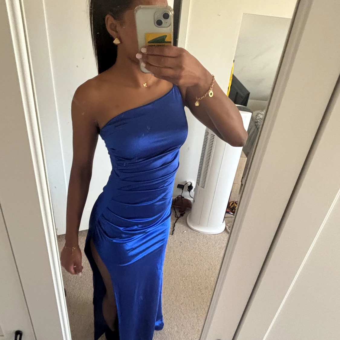 Blå långklänning med slits och oneshoulder - 4