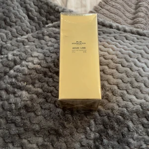 Aoud Line Eau de Parfum från Mancera - Helt ny lyxig parfym från Mancera i doften Aoud Line. Flaskan är svart med guldiga vertikala ränder och har en guldfärgad etikett och kork. Innehåller 120 ml Eau de Parfum. För dig som gillar exklusiva och orientaliska dofter.