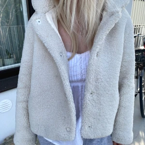 super söt teddy jacka - Super mysig o fluffig teddy jacka med luva från mango, storlek S!! 🤍👼