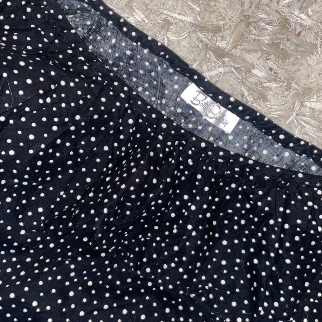 Prickig off-shoulder volang t-shirt/blus  - 1