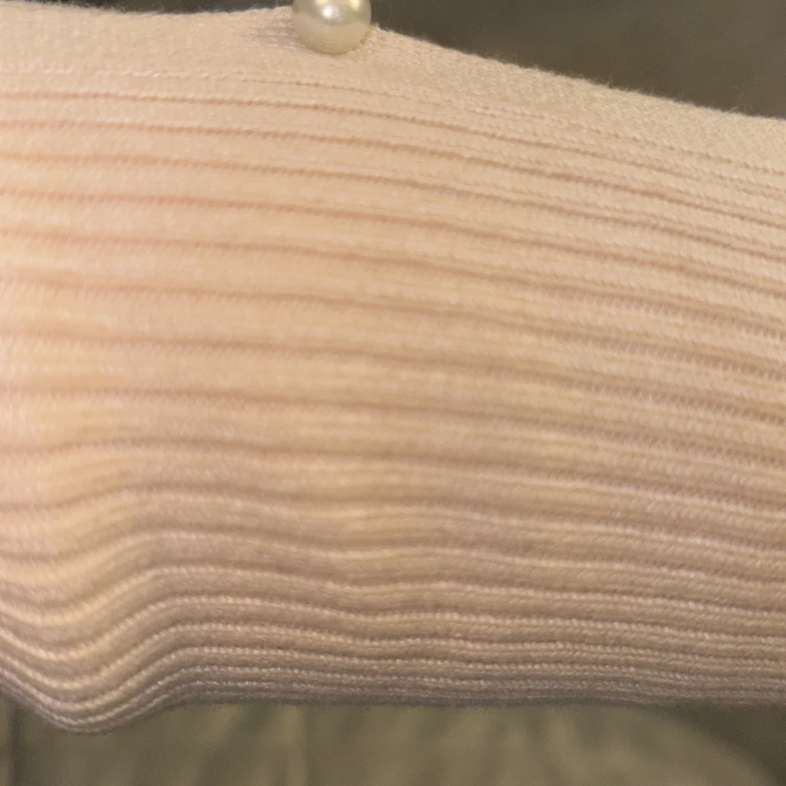 Beige ribbad croppad tröja med pärldetaljer - 4