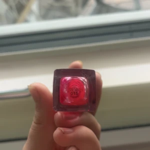 Dior Lip Glow Oil Cherry 015 - Dior Lip Glow Oil i färgen Cherry 015. Ett läppglans med oljebaserad formula som ger glans och återfuktning. Kommer i en genomskinlig fyrkantig förpackning med silverlock och applikator. Färgen är en klar rödrosa nyans. Lite mindre än hälften kvar.