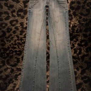 Ljusblå jeans - Säljer ett par ljusblå bootcut jeans med snygga detaljer på bakfickorna. passar xs-m skylle jag nog tro