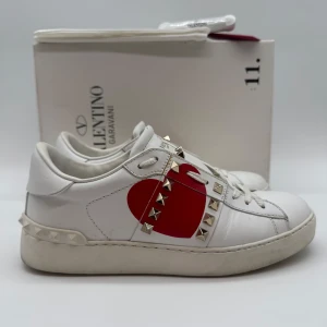 VALENTINO ROCKSTUD SNEAKERS - Valentino rockstud sneakers - Skick: 9,5/10 - Storlek 37 - Tillbehör: Dustbag - Nypris 7700kr - deluxecloset 