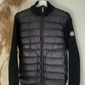Cardigan Moncler - Snygg svart cardigan som är väldigt tidslös. Behövs få mer kärlek därför säljer jag den. Använd under en säsong. Pris kan diskuteras! 