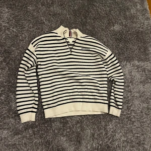 Randig halfzip Tommy Hilfiger - En randig halfzip från Tommy Hilfiger, storlek M