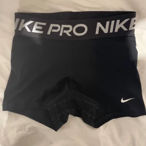 Svarta Nike Pro shorts - Svarta Nike shorts. Väldigt bekväma perfekt till gymmet eller träningar. Har inte kommit till användning