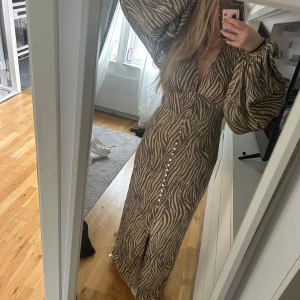 Adoore klänning - Säljer min jätte fina adoore klänning då jag missade att returnera den och köpte flera storlekar, den är helt oanvänd med lappar kvar i storlek 38❤️🫶🏼 nypris 1695kr ( många intresserad så kommer inte gå under 1600, är fler intresse kan de bli bud)