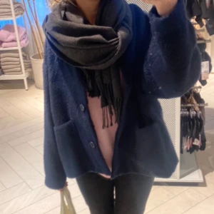 Kappa - Köp gärna via köp nu! Kappa ifrån monki i storleken m, Säljer för 250, på andra bilden kan ni se hur den ser ut. Ord 599kr