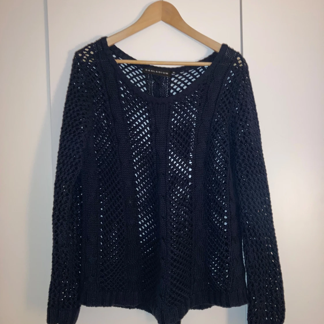 Mörkblå stickad tröja från Pahladium