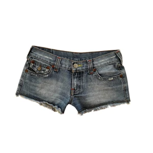 True Religion jeansshorts - Säljer dessa lowrise jeansshorts från True Religion, storlek 4 (passar ett S enligt mig) Mått: midja över: 37 cm och total längd: 23 cm. Hör gärna av dig om du har frågor om andra mått eller detaljer!💞