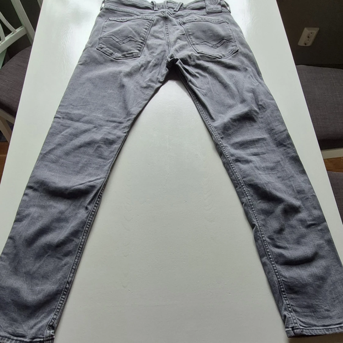 Grå jeansbyxor från Replay - 1