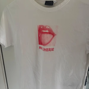 Vit hov1 T-shirt  - Jättefin hov1 T-shirt köpt från hov1’s webbsho, nästintill aldrig använd därav väldigt bra skick!