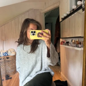 Ljusgrå stickad tröja från Gina Tricot - Mysig ljusgrå stickad tröja från Gina Tricot i storlek M. Tröjan har en avslappnad passform med långa ärmar och är perfekt för kyligare dagar. Enkel och stilren design som passar till det mesta.