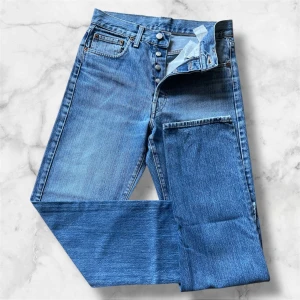 Blå jeans från Replay - Snygga blåa replay jeans | W30 L32 | superbra skick 8/10 | står replay med cool design på baksidan (bild två uppe till höger) | Bara att höra av er vid frågor eller funderingar!!! Kan gå ner i pris om så önskas!!!