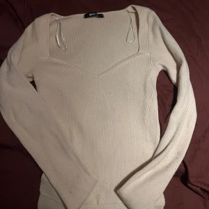 Fin tröja från Gina  - Ribbad topp från Gina som är så snygg! 