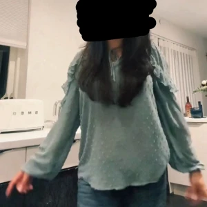 Ljusgrön blus med volangdetaljer - Säljer en skit söt blus från Vera Moda som bara används en gång. Den är perfekt nu för sommaren. 