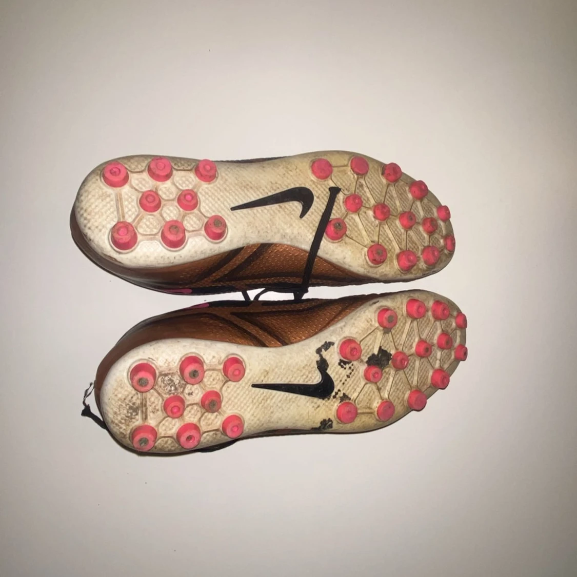 Nike Phantom fotbollsskor i svart och koppar - 1