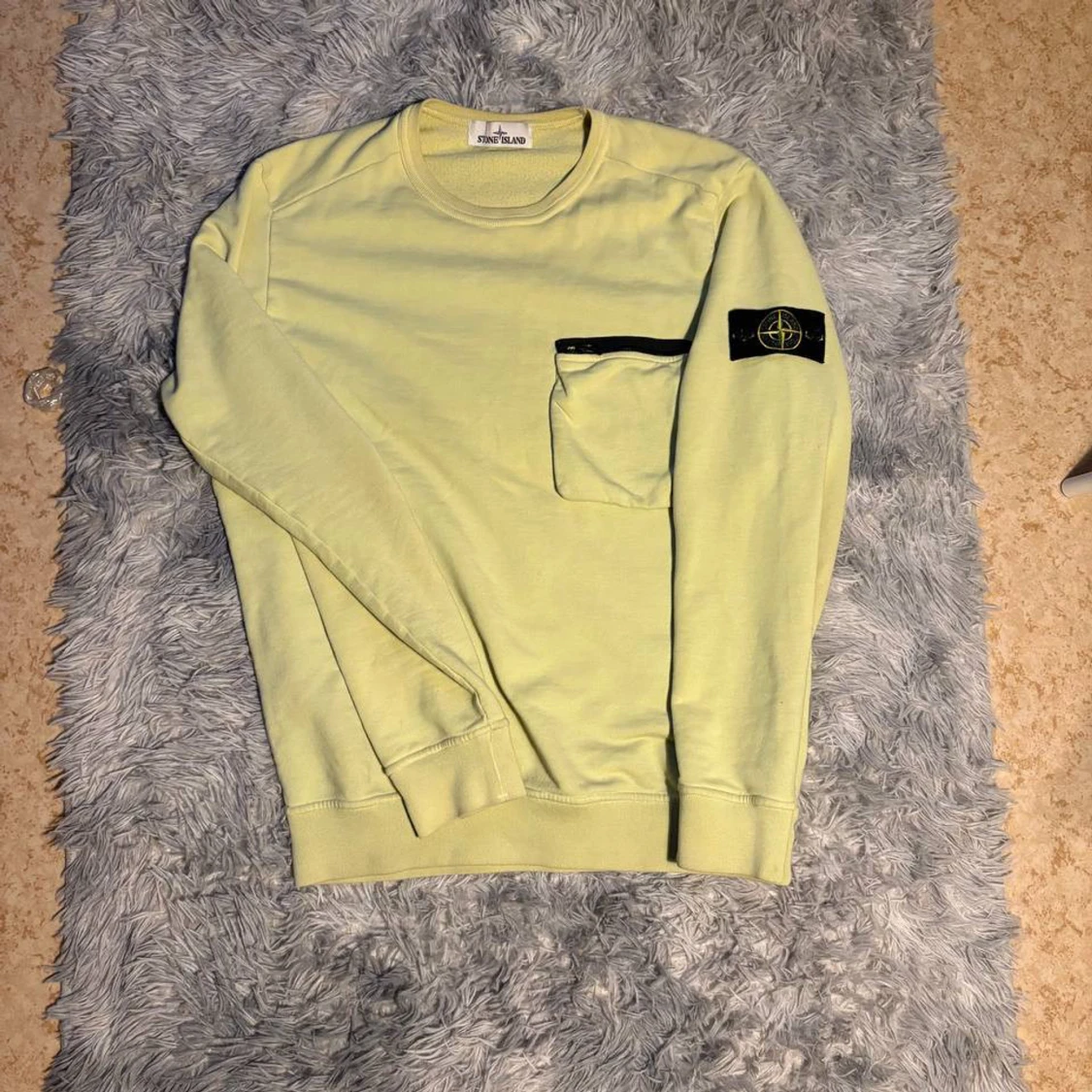 Ljusgul sweatshirt från Stone Island