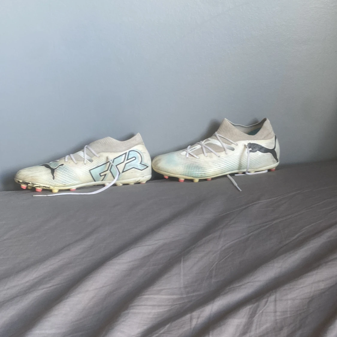 Vita fotbollsskor från Puma - 2