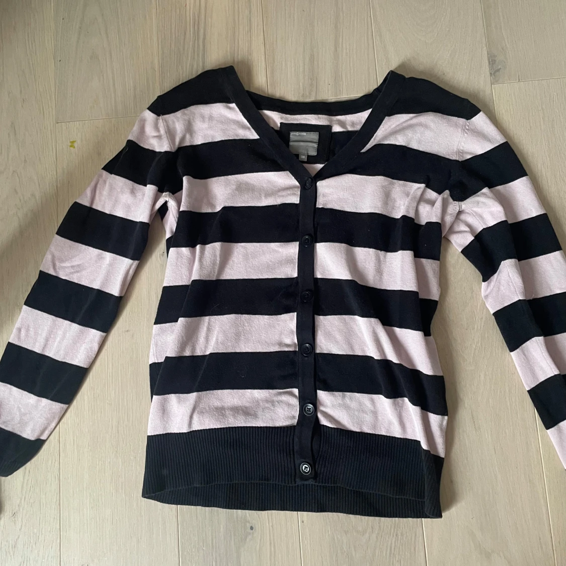 Svart och ljusrosa randig kofta från Race Marine