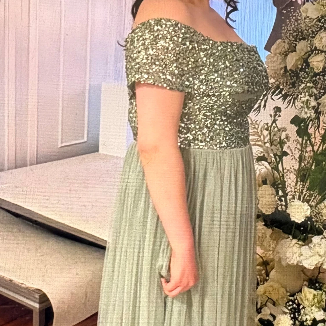 Grön glittrig långklänning med offshoulder