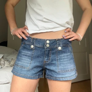 Blå jeansshorts  - SÅ snygga blå jeansshorts!! De är i jättebra skick med fina detaljer. Perfekta för varma dagar och enkel att matcha med olika toppar.💗🤩☀️☀️🌻⛱️🍉