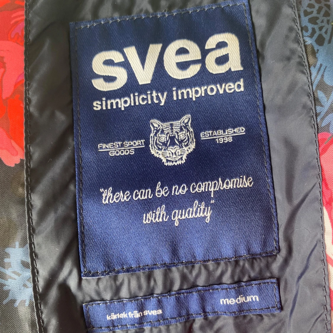 Mörkblå quiltad bomberjacka från Svea - 3