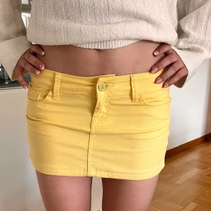 Lågmidjad gul jeanskjol  - Fin gul jeanskjol som är nogrannt förkortad😊🌺Fråga för mått